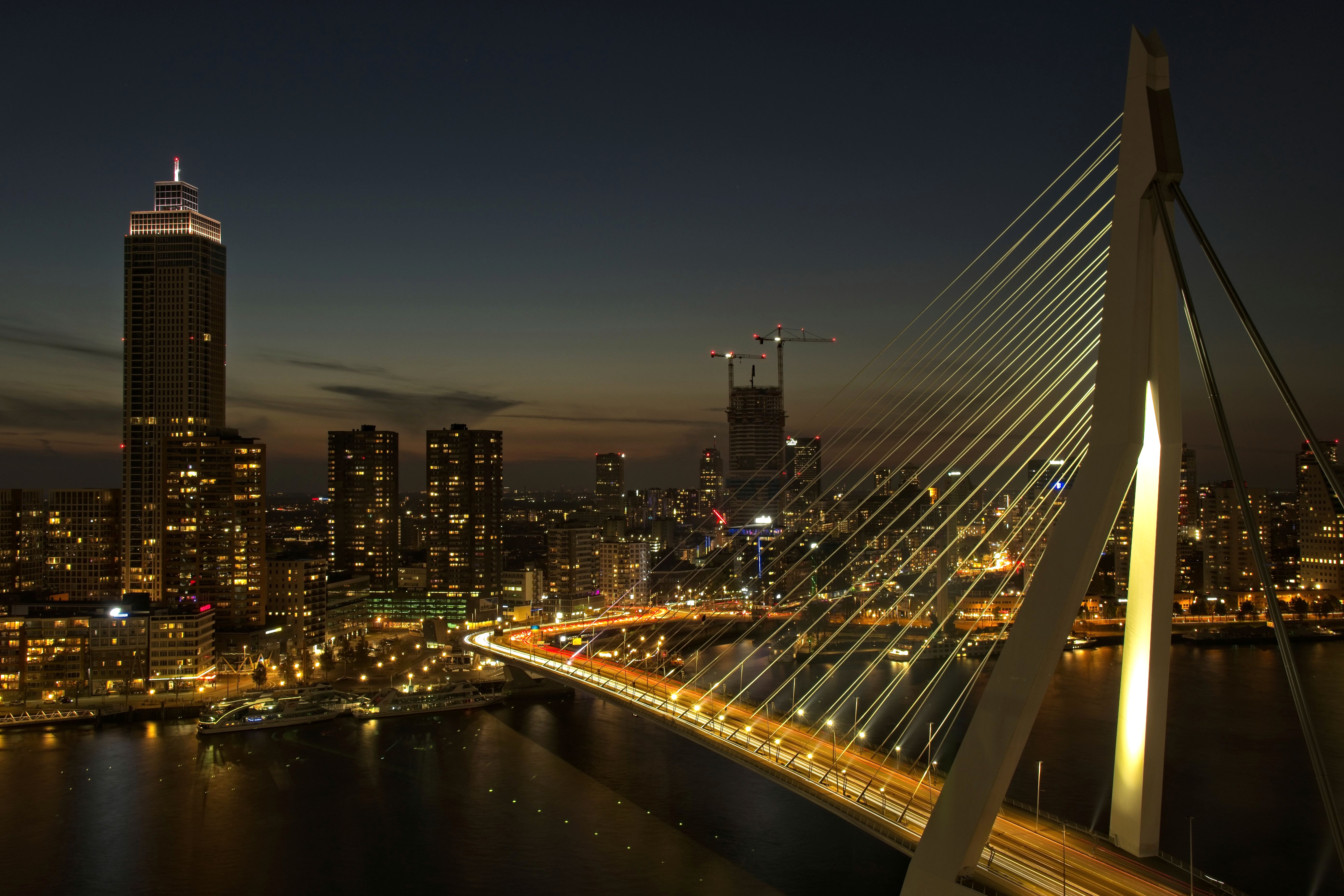 Beleuchtete moderne Brücke am Abend